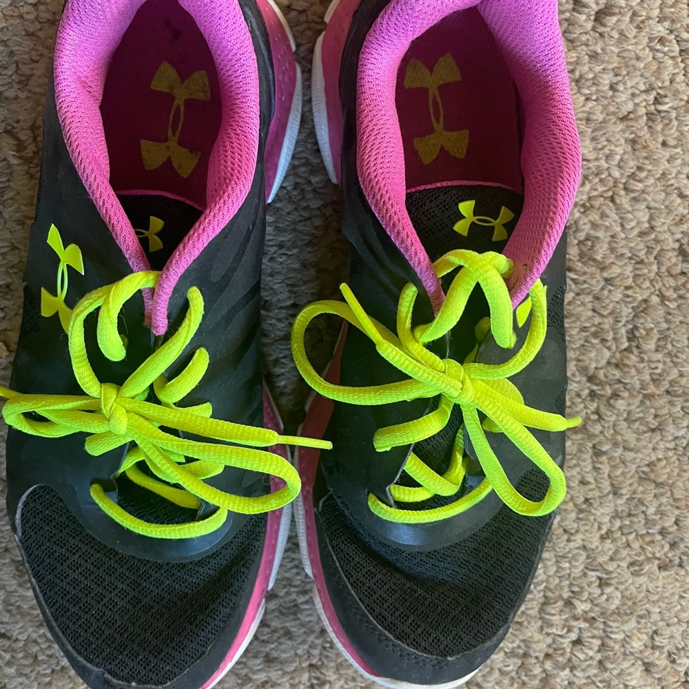 Under Armour shoes Size 6.5 youth